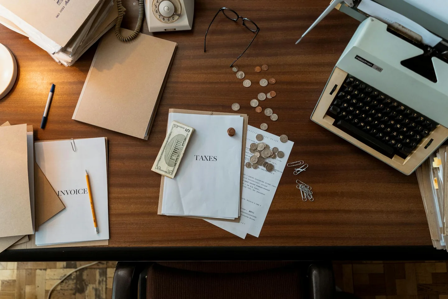 Documentos fiscales sobre una mesa para ilustrar los motivos por los que hacienda no devuelve a tiempo una devolución de la renta.