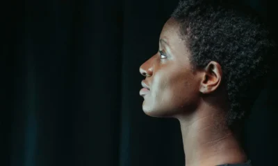 Imagen de perfil de una mujer delgada para ilustrar porque sale la papada si soy delgado en un artículo sobre causas y soluciones de la papada.
