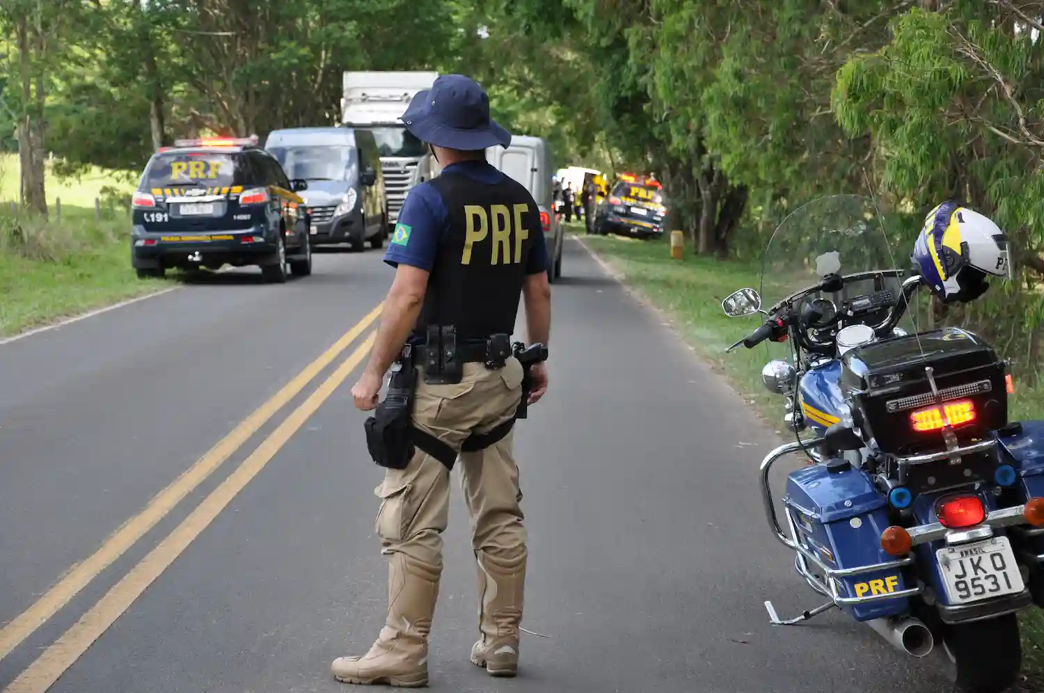 un policia de brasil en la calle