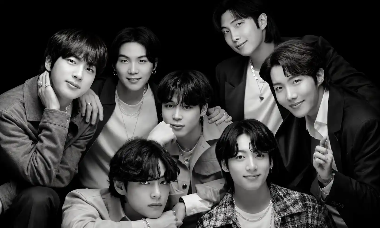 una foto de BTS en blanco y negro