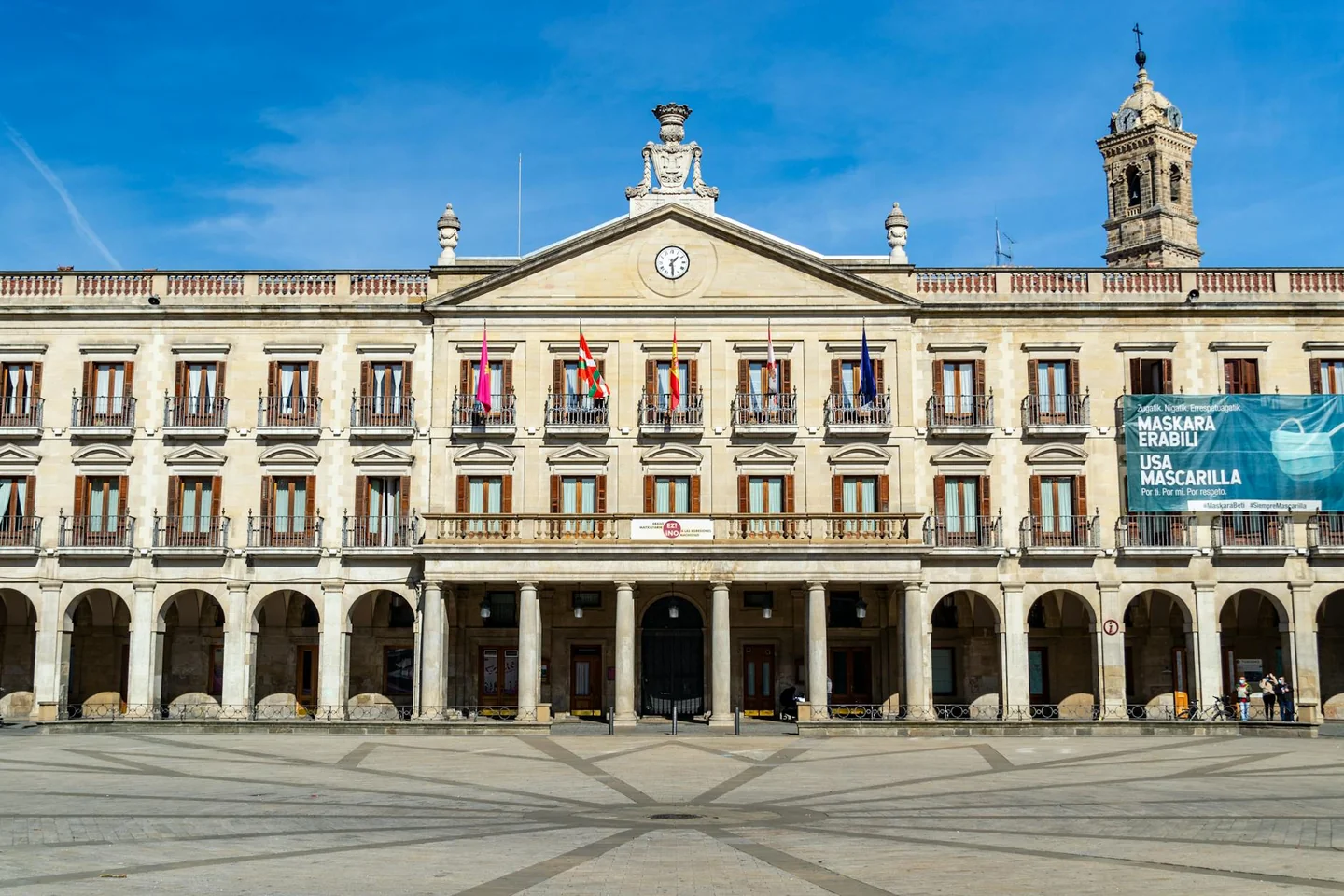 porque vitoria es la capital del país vasco se puede ilustrar con una imagen del ayuntamiento de Vitoria-Gasteiz como sede institucional visible