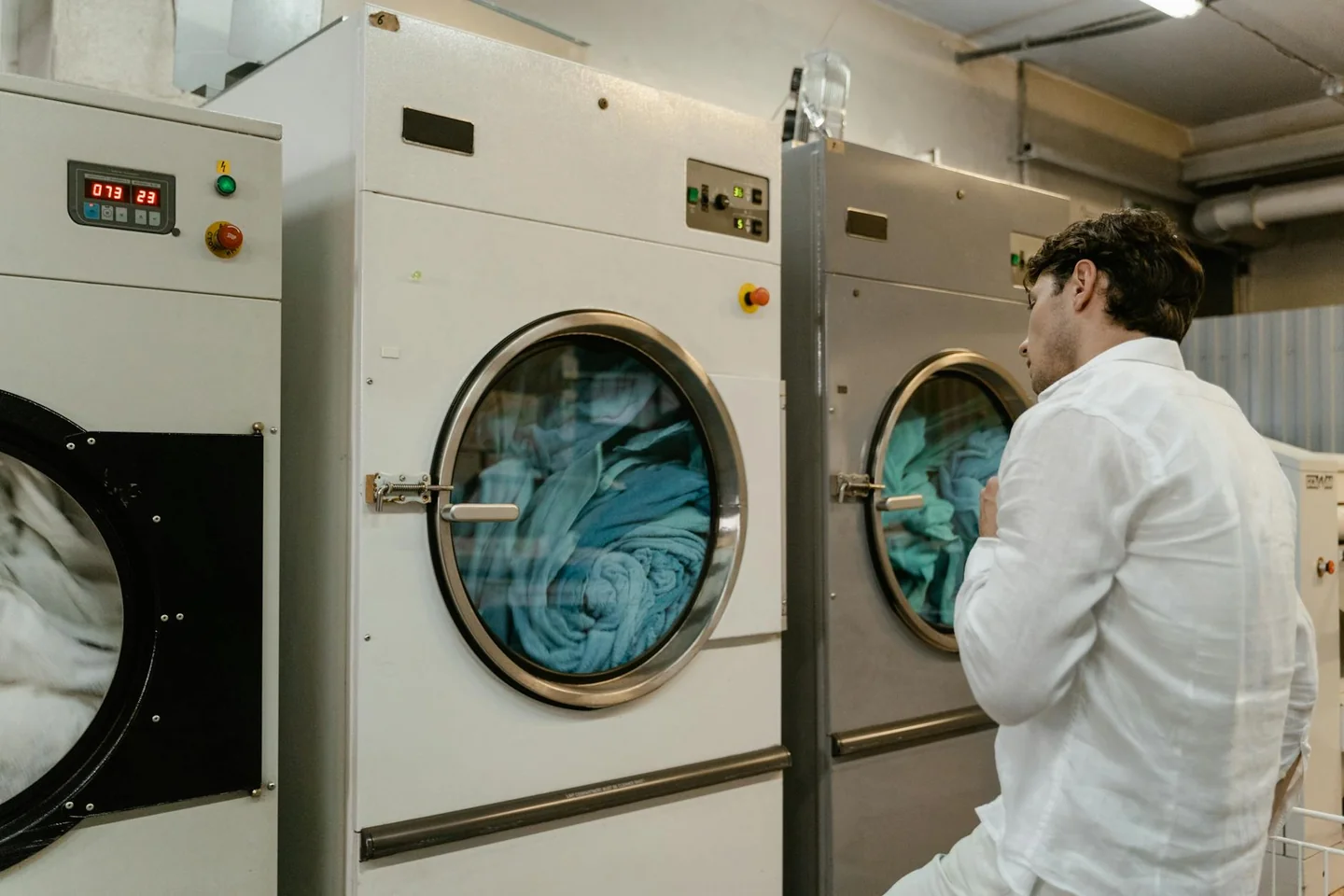 Imagen para explicar porque la lavadora no tira el agua, mostrando una reparación de lavadora en casa.
