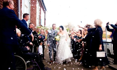Salida de boda con confeti para ilustrar porque se tira arroz en las bodas