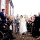 Salida de boda con confeti para ilustrar porque se tira arroz en las bodas