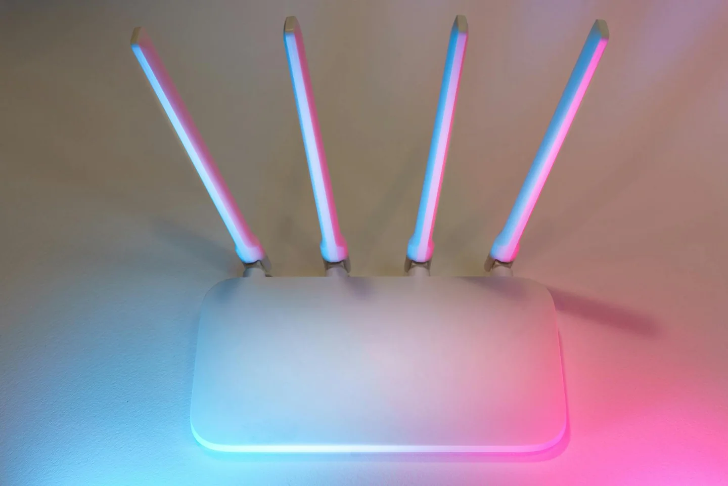 Closeup de un router wifi para ilustrar porque en el wifi sale un 6 y la conexión doméstica moderna.