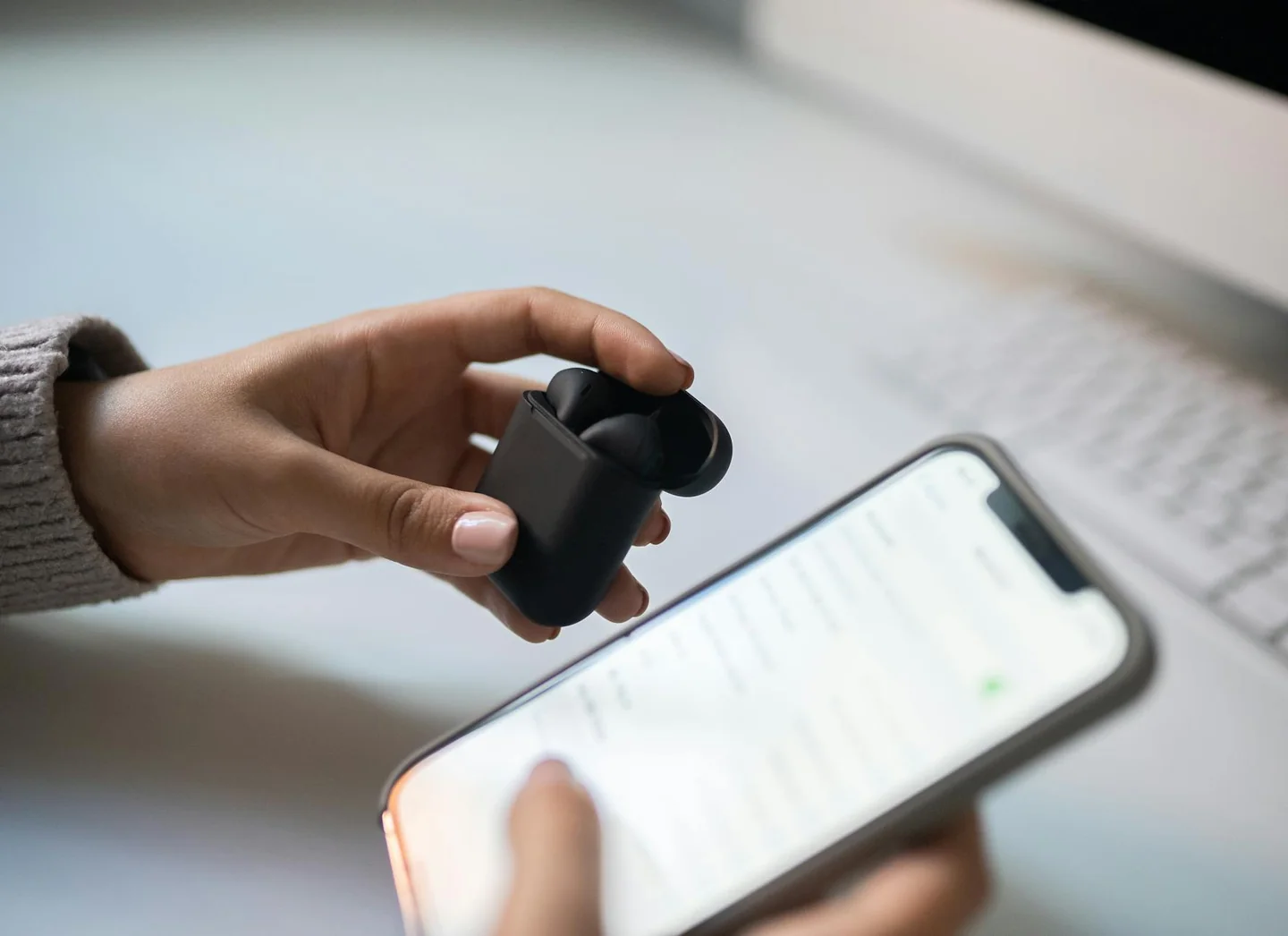 Persona usando wireless earbuds phone para ilustrar porque no se oyen los auriculares inalámbricos en el móvil