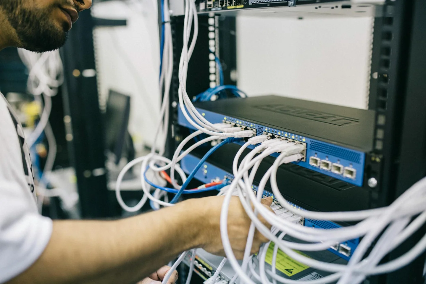 Mujer comprobando el router en casa para entender porque mi móvil no se conecta al wifi de casa
