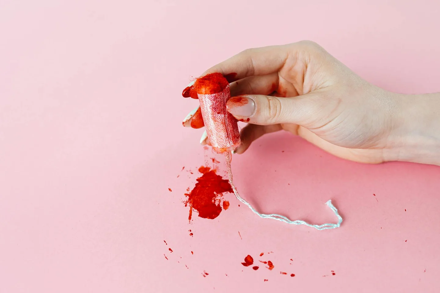 Mujer sosteniendo un tampón para ilustrar por qué dura menos la regla con tampones y aclarar el mito sobre la duración real del sangrado.