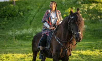 Fotografía de una mujer montando a caballo relacionada con porque no tiene hijos athina onassis