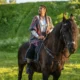 Fotografía de una mujer montando a caballo relacionada con porque no tiene hijos athina onassis