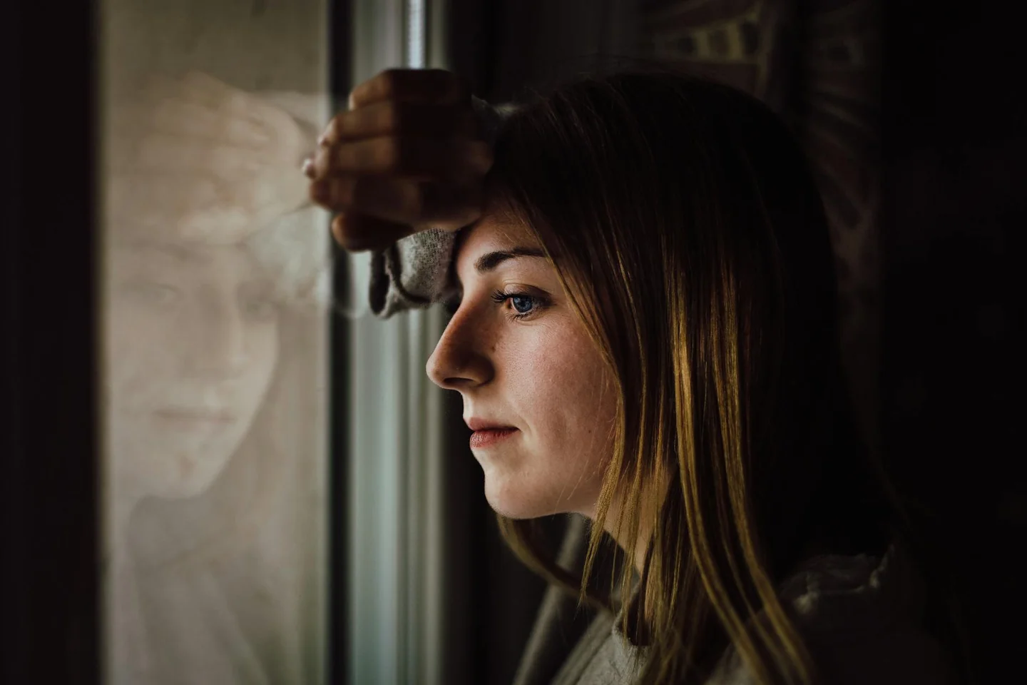 Mujer pensativa junto a una ventana para ilustrar por que vanesa romero no tiene hijos en un contexto de reflexión personal y vida privada