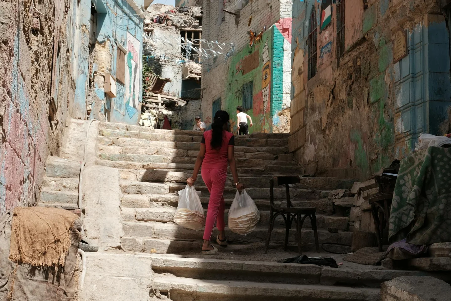Mujer caminando por una calle de El Cairo, imagen útil para ilustrar porque egipto es peligroso para las mujeres en un contexto urbano real.
