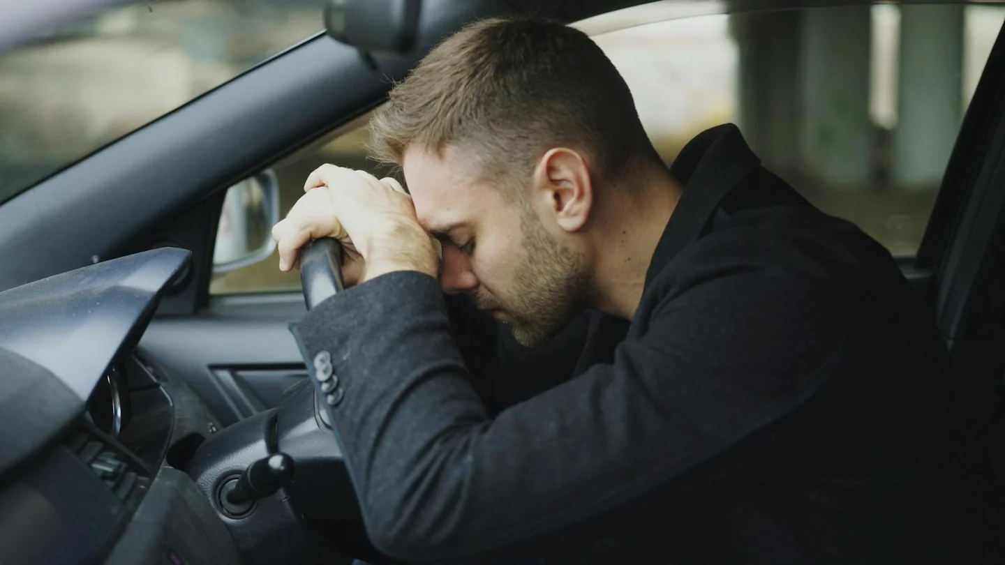 el consumo de cannabis afecta al comportamiento del conductor porque puede reflejarse en un conductor preocupado dentro del coche, con señales de distracción o cansancio al volante
