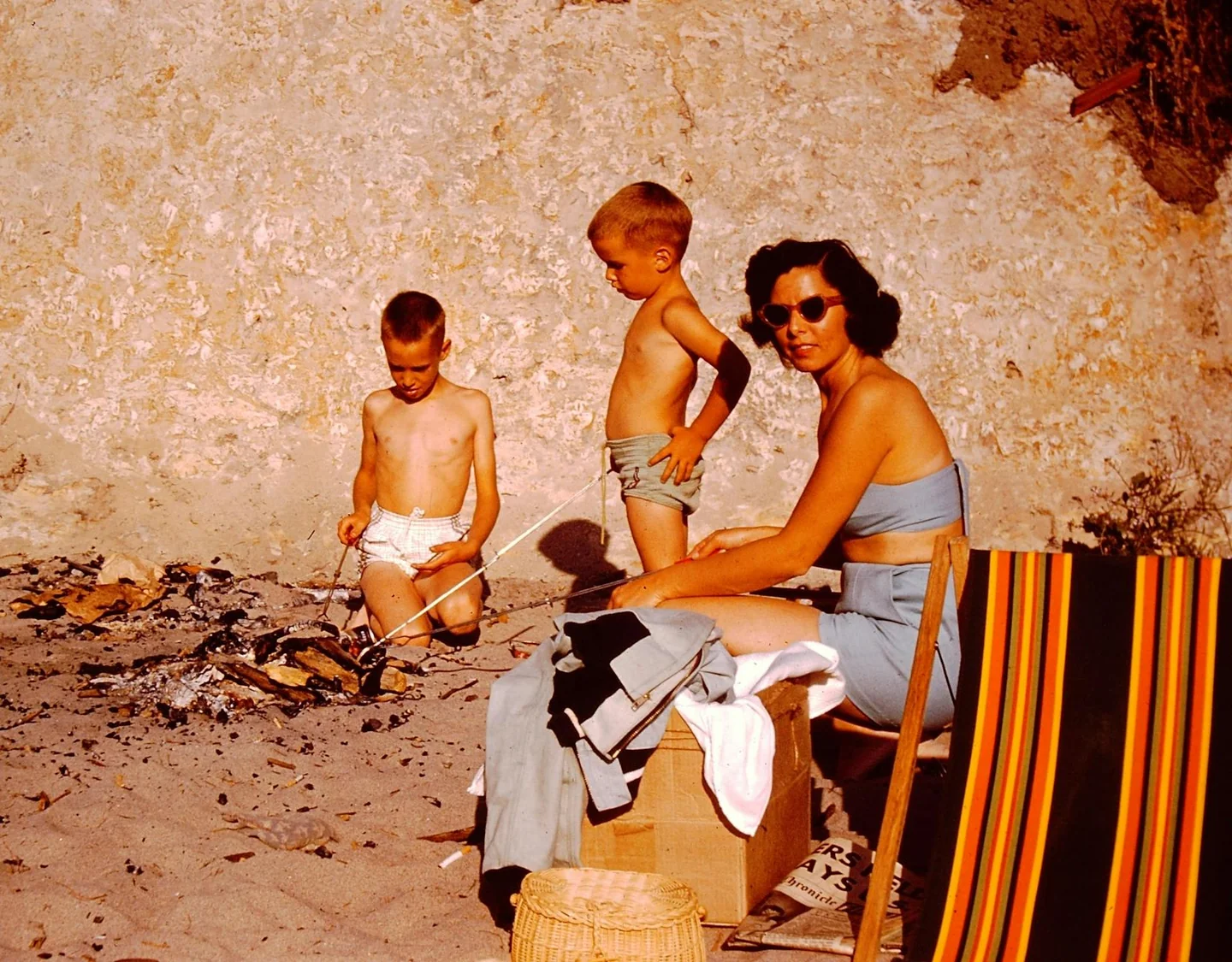 Foto de archivo de una mujer con bikini en la playa, ideal para ilustrar el artículo sobre quién inventó el bikini y por qué escandalizó