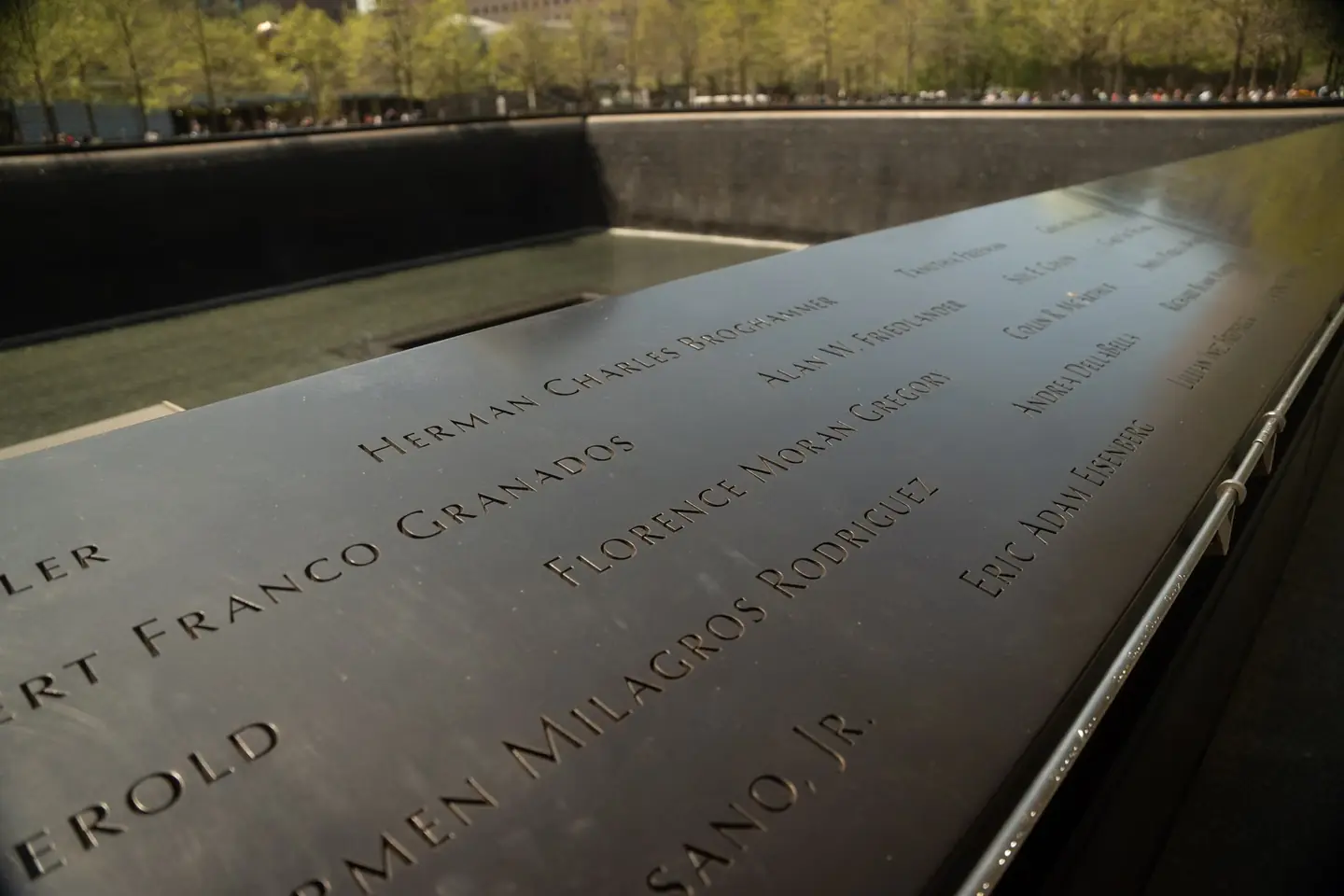 25 años de los atentados del 11 de septiembre en el memorial y museo de Nueva York, con las piscinas conmemorativas en Ground Zero.