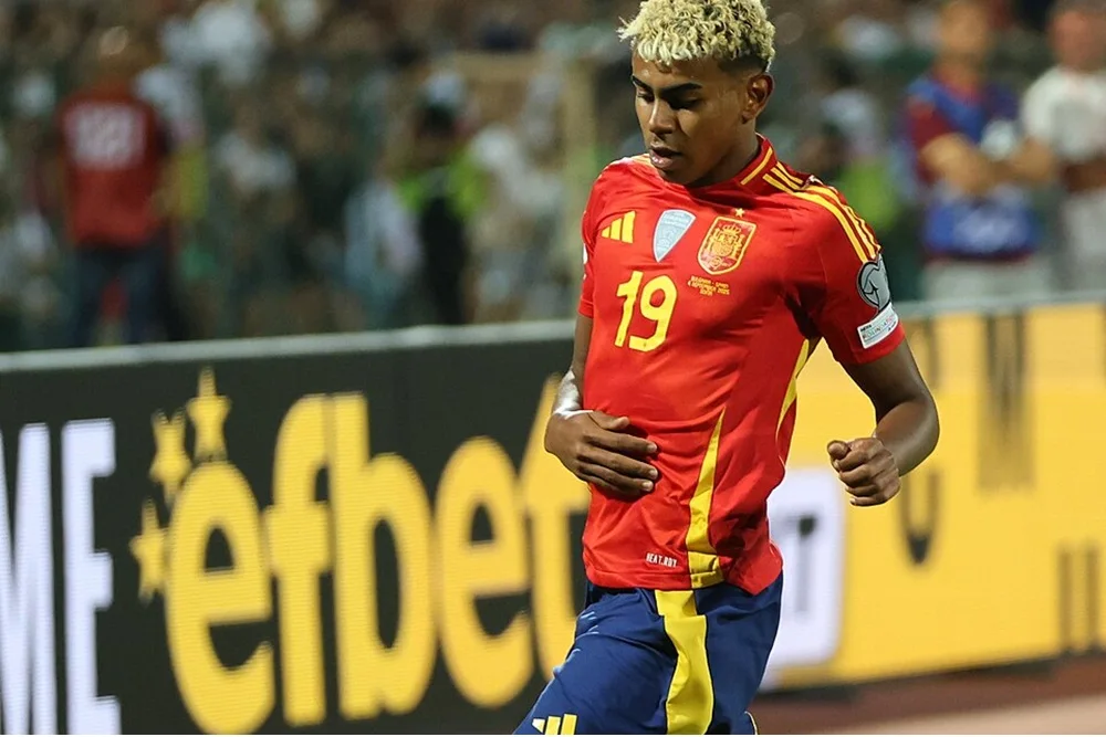 Lamine Yamal jugando