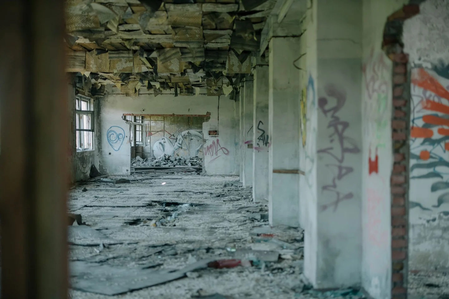 Imagen de un interior de edificio abandonado para ilustrar por qué nos atraen los lugares abandonados aunque den miedo