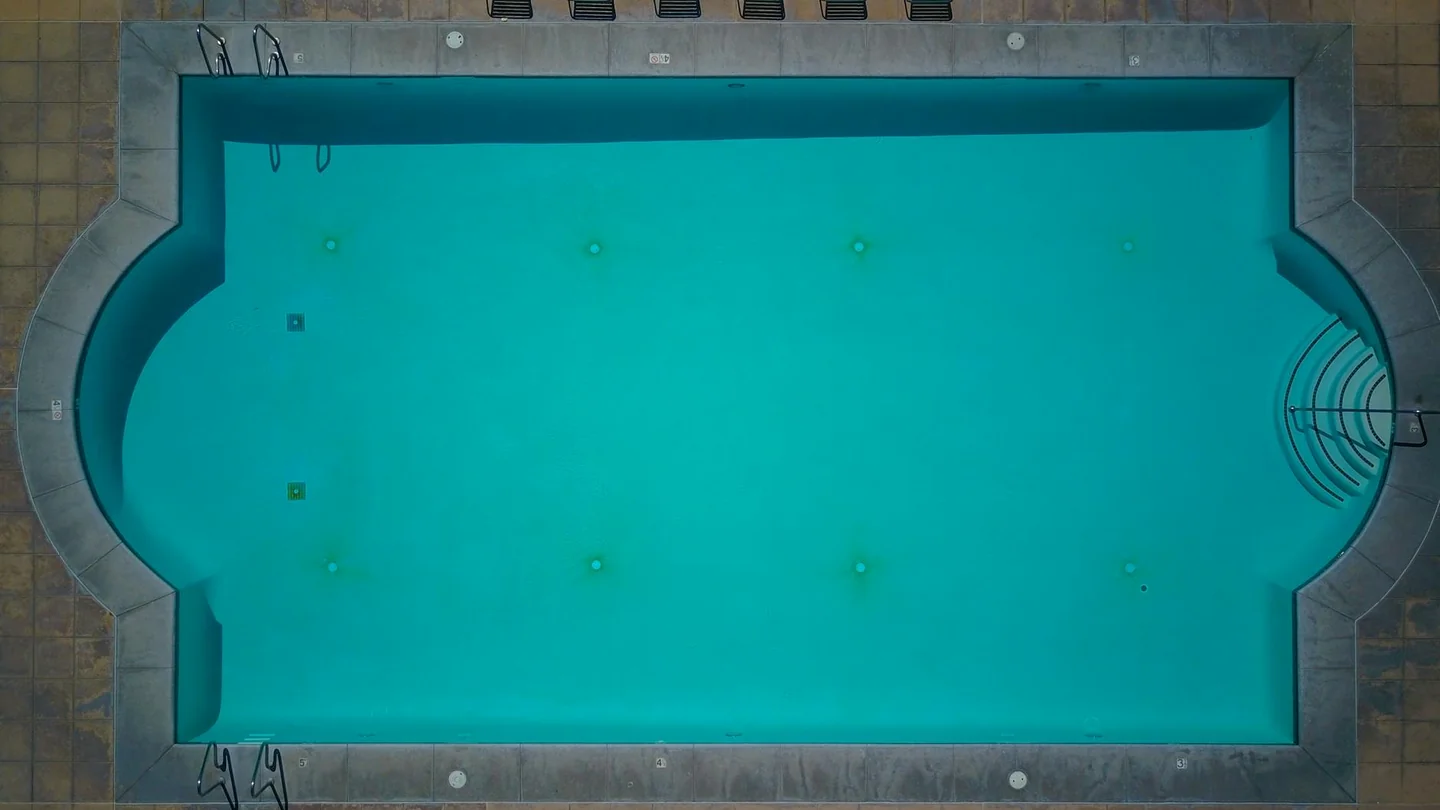 Imagen de una piscina desmontable en casa junto al jardín para ilustrar cuánto consume una piscina desmontable en casa.