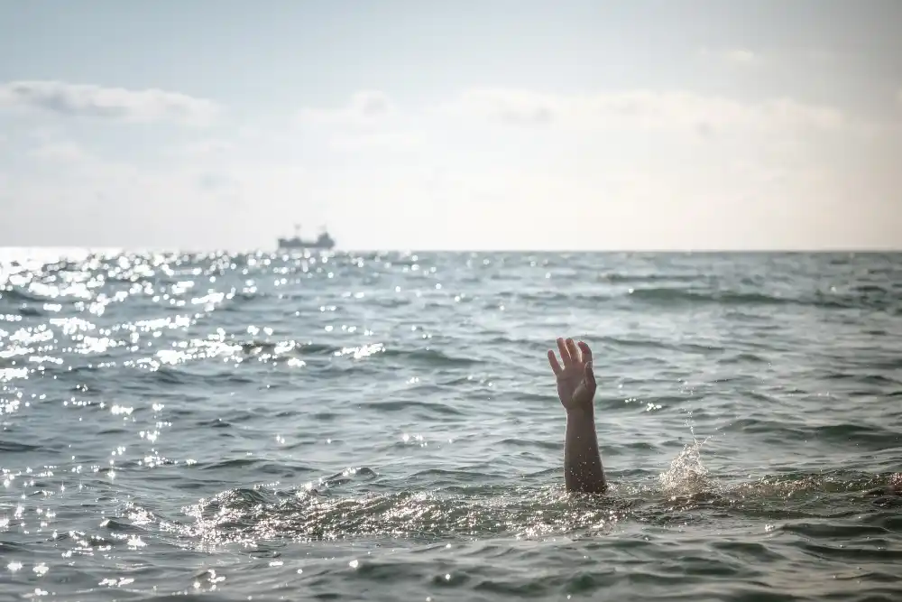 acabó en el mar detenido por agresión sexual