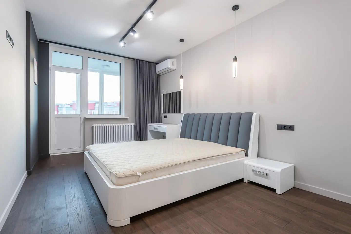Dormitorio con aire acondicionado para ilustrar el modo dry o cool para dormir en verano