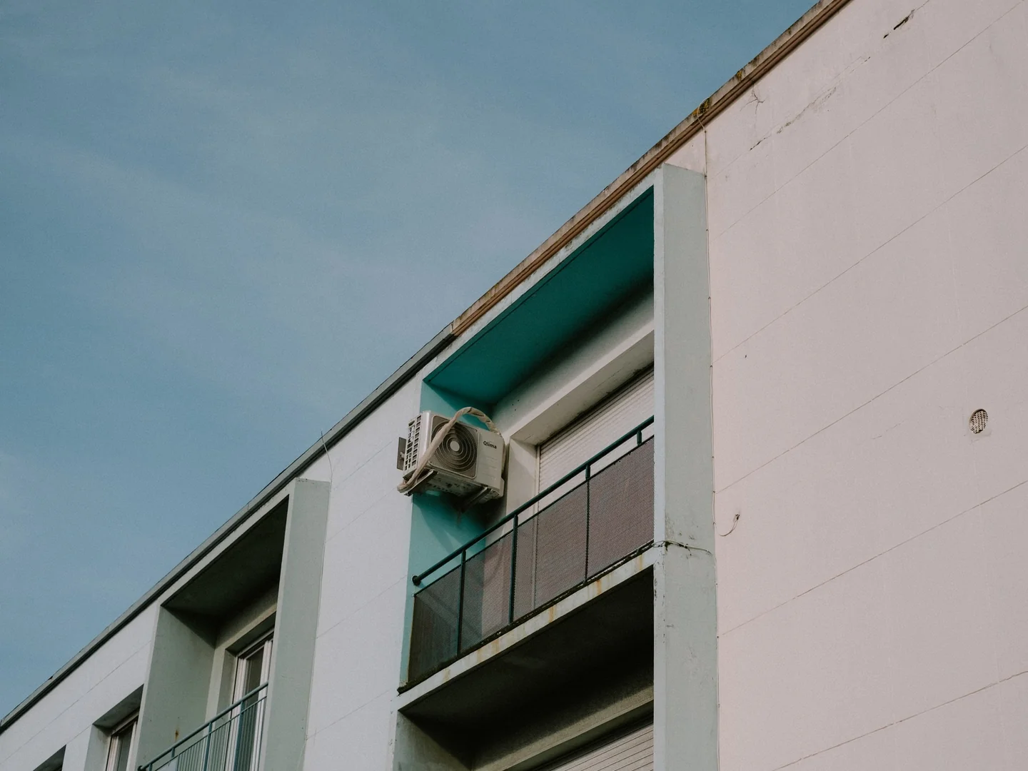 Aire acondicionado en una vivienda relacionado con por qué vivir en el sur cuesta más luz en verano