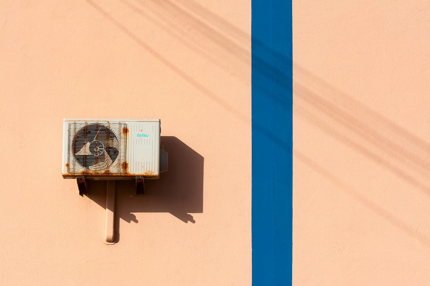 Foto de air conditioner maintenance para ilustrar por qué tu aire acondicionado no enfría como antes en plena ola de calor.