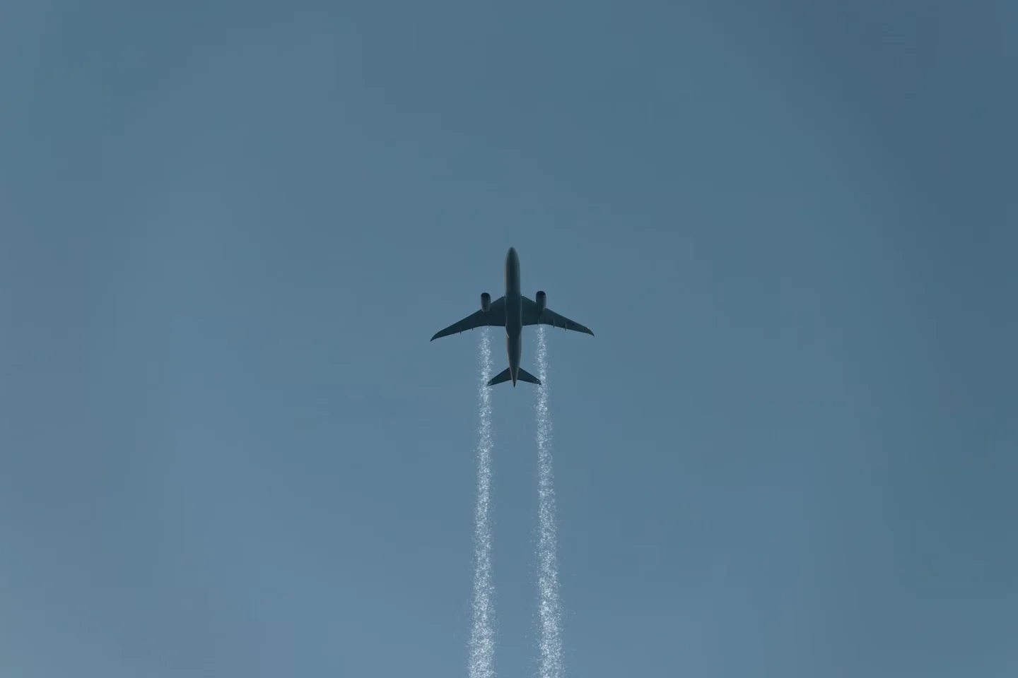 Imagen de cielo con una estela de avión en el contexto de por qué las estelas de avión duran más unos días
