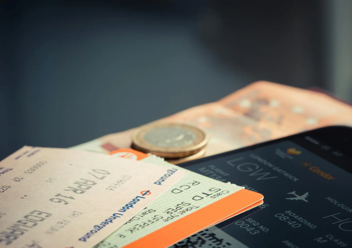 Persona revisando una ventanilla de cambio de moneda para ilustrar cuánto pierdes al cambiar euros en el aeropuerto