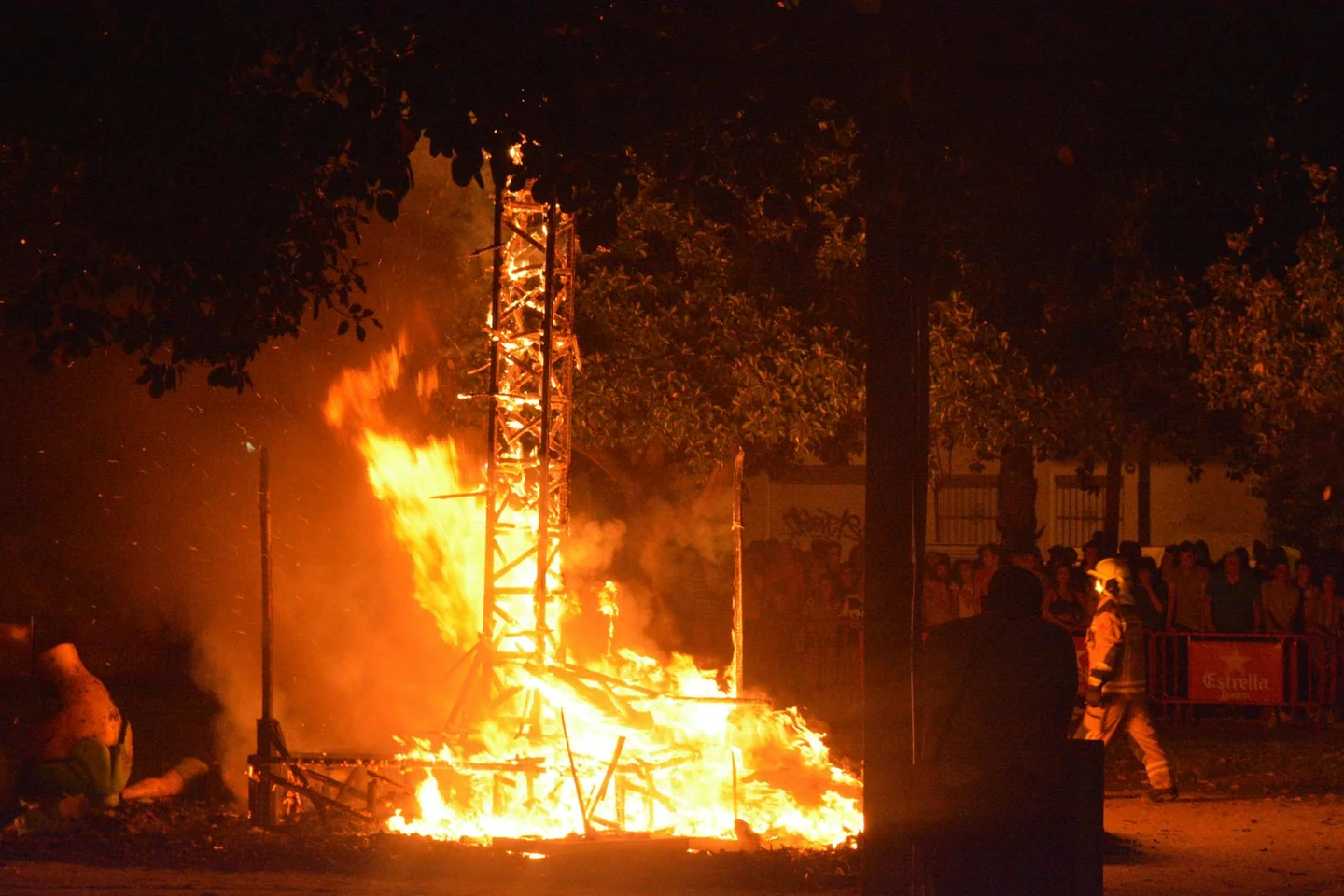 Imagen del origen de las Hogueras de Alicante en una fiesta de fuego y tradición en la ciudad.