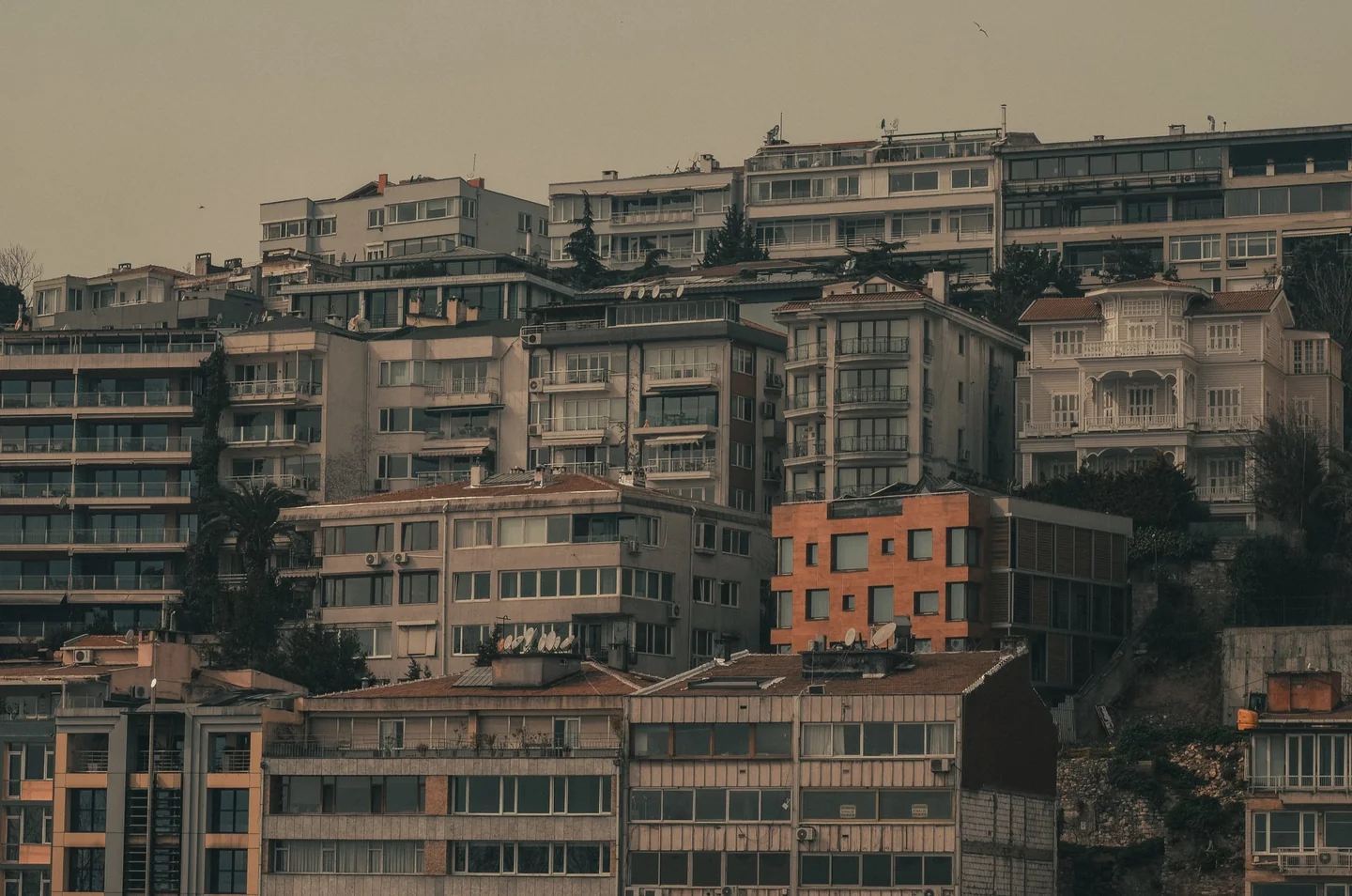 Vista de apartment buildings skyline para ilustrar por qué faltan 750.000 viviendas en España en las grandes ciudades.