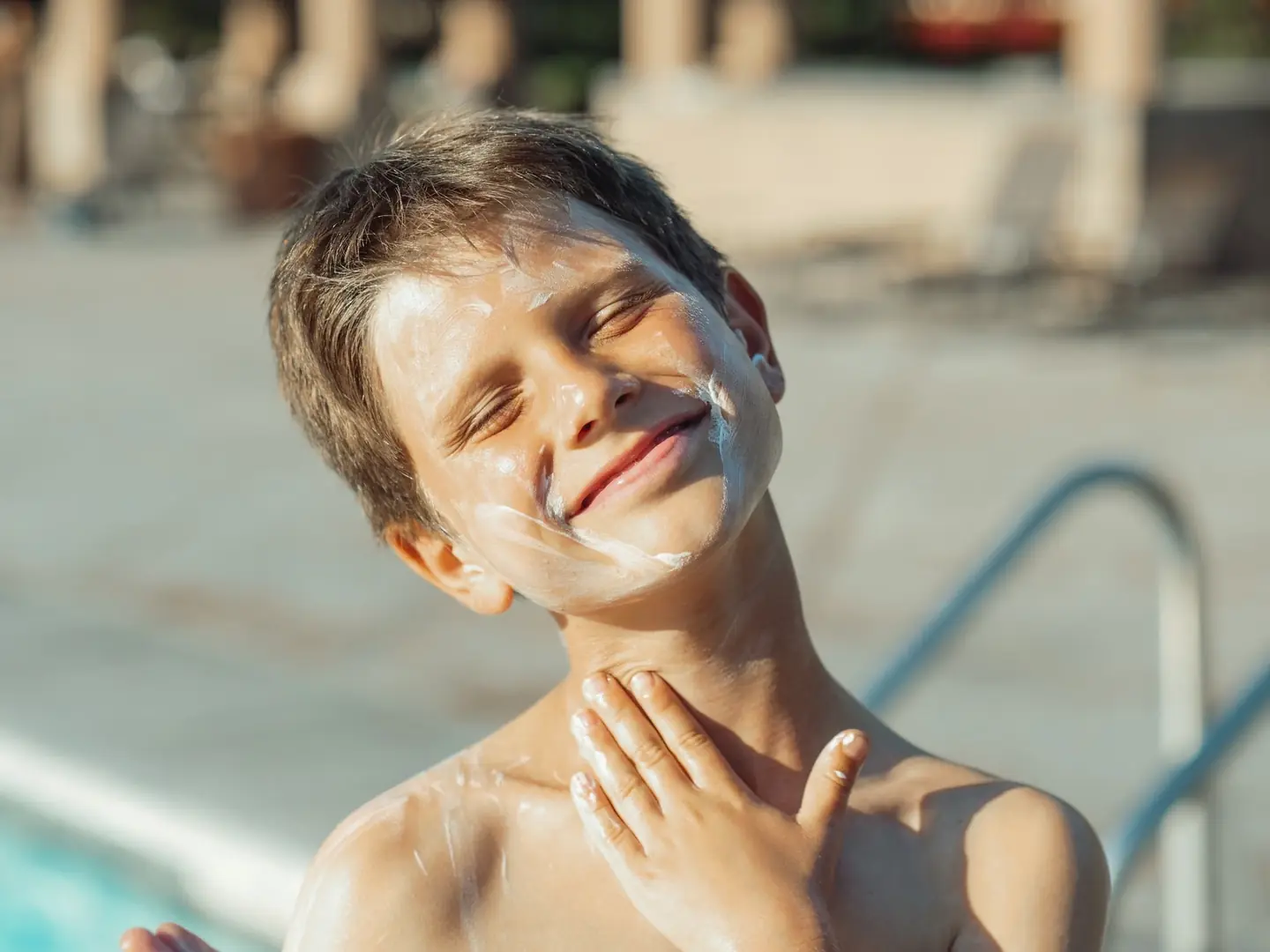 Persona aplicando la regla de los dos dedos para la crema solar en el rostro antes de salir de casa.