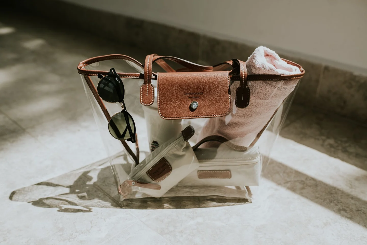 Bolsa con qué llevar a una playa sin chiringuito, ideal para preparar un día de playa aislada con todo lo necesario.