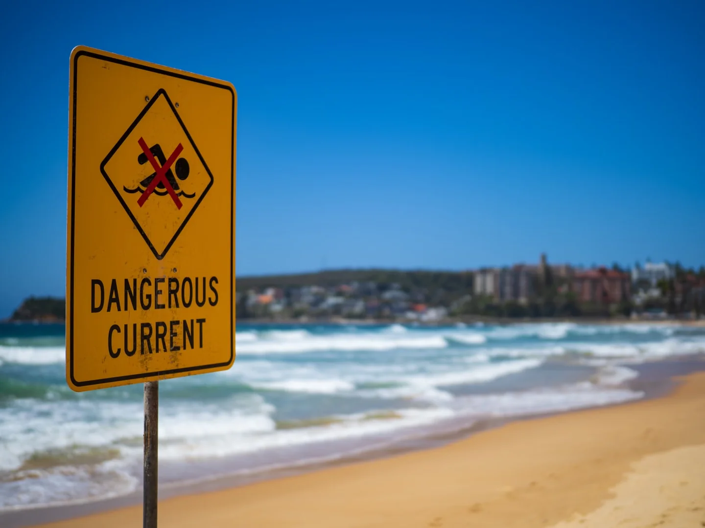 Cartel de playa que ilustra cómo funciona el semáforo de medusas de una playa.