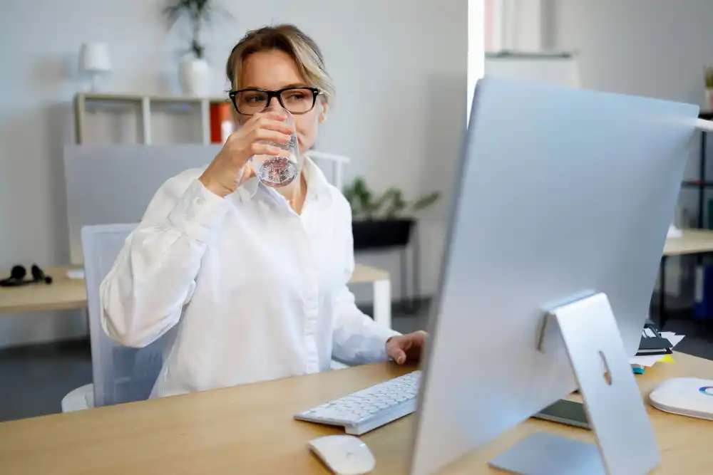 beber más agua en la oficina