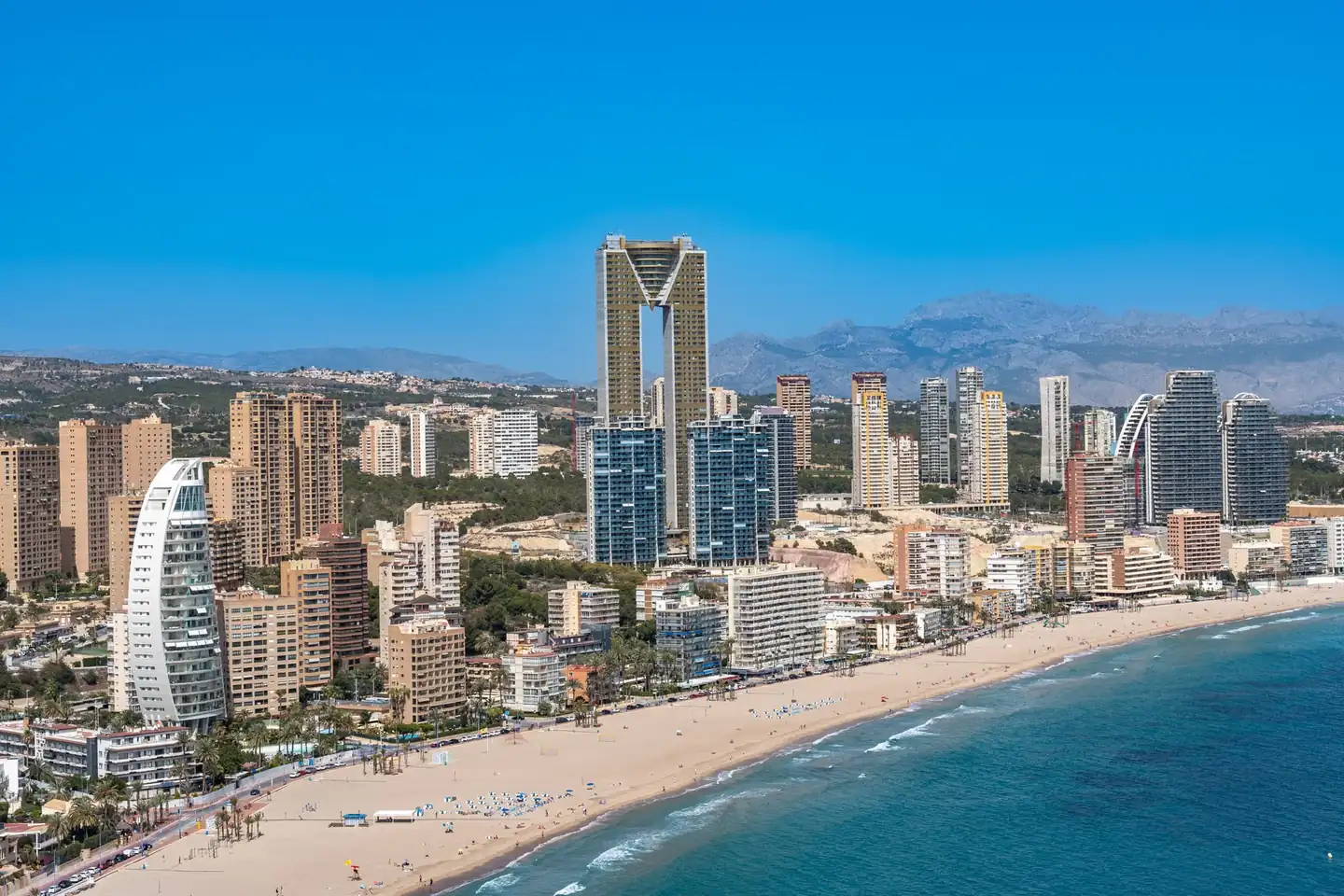 Skyline de Benidorm con rascacielos, imagen relacionada con la historia de los rascacielos de Benidorm.