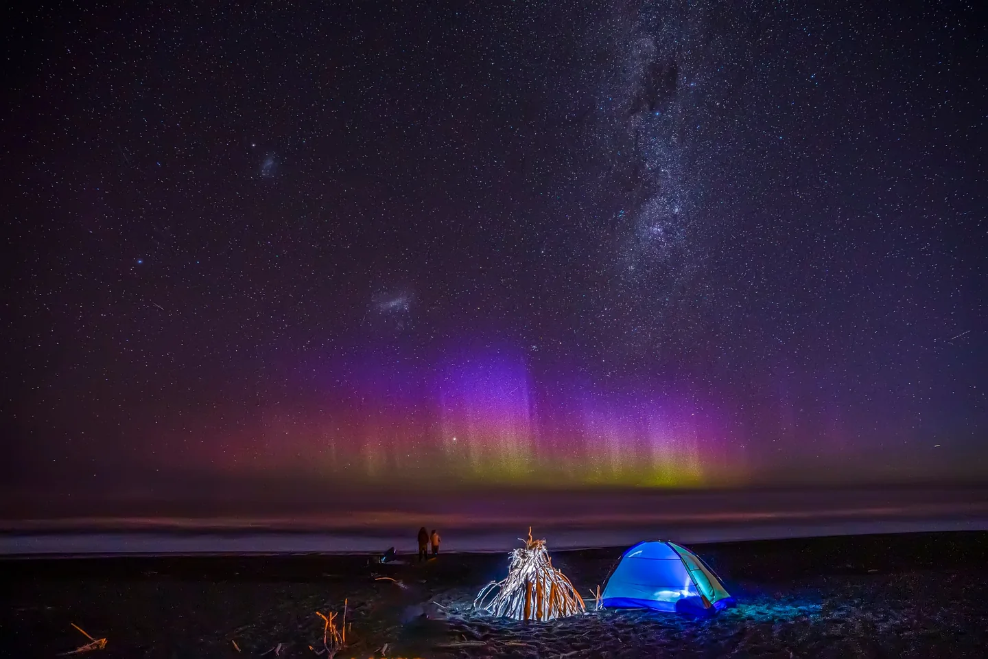 Fotografía de una playa con bioluminiscencia para ilustrar por qué el mar brilla de noche.