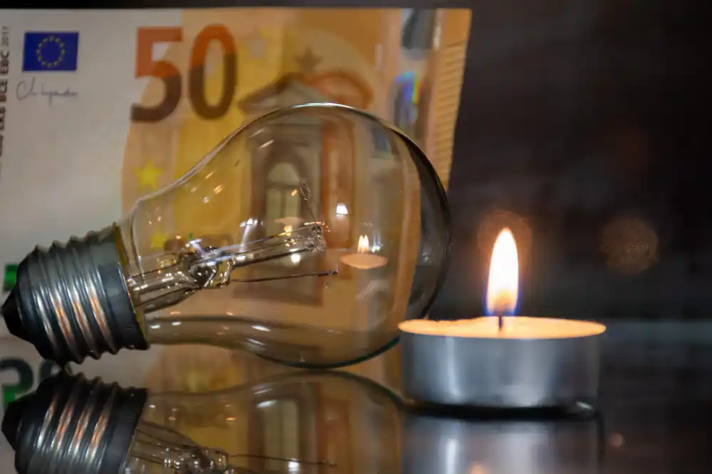 bombilla y vela con dinero