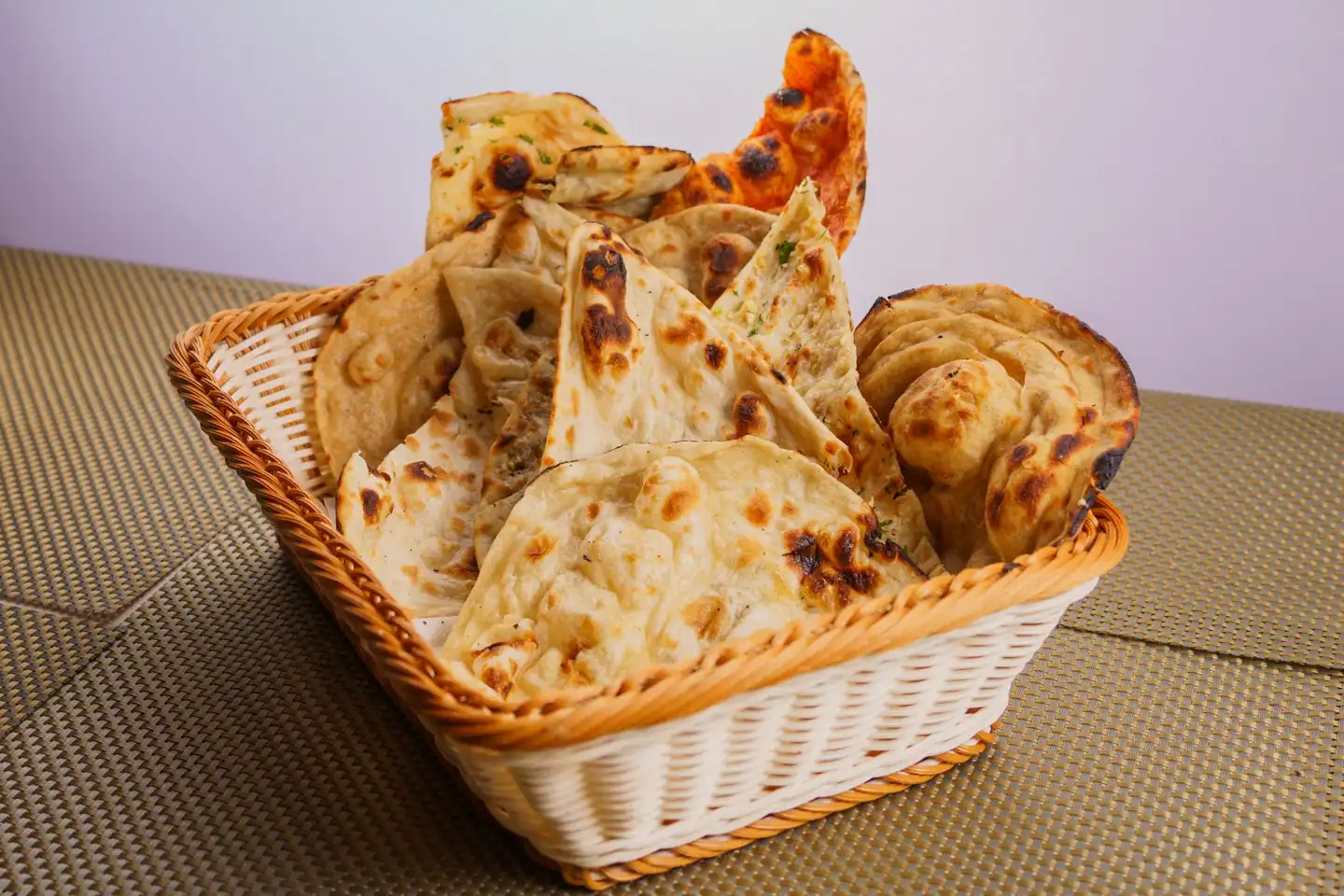 panera en un restaurante para ilustrar por qué ponen pan antes de la comida