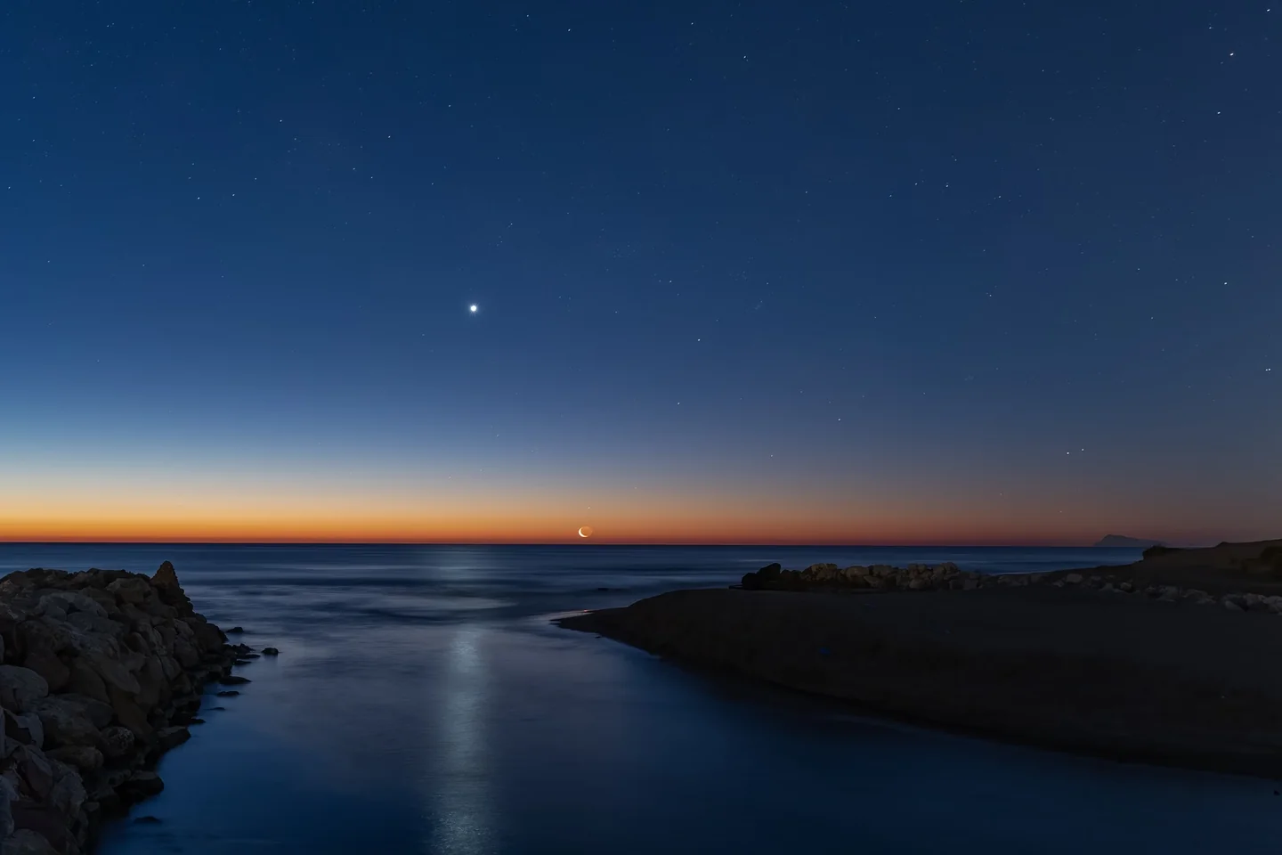 Cielo del crepúsculo con dos puntos brillantes representando por qué Venus y Júpiter parecen estar juntos.