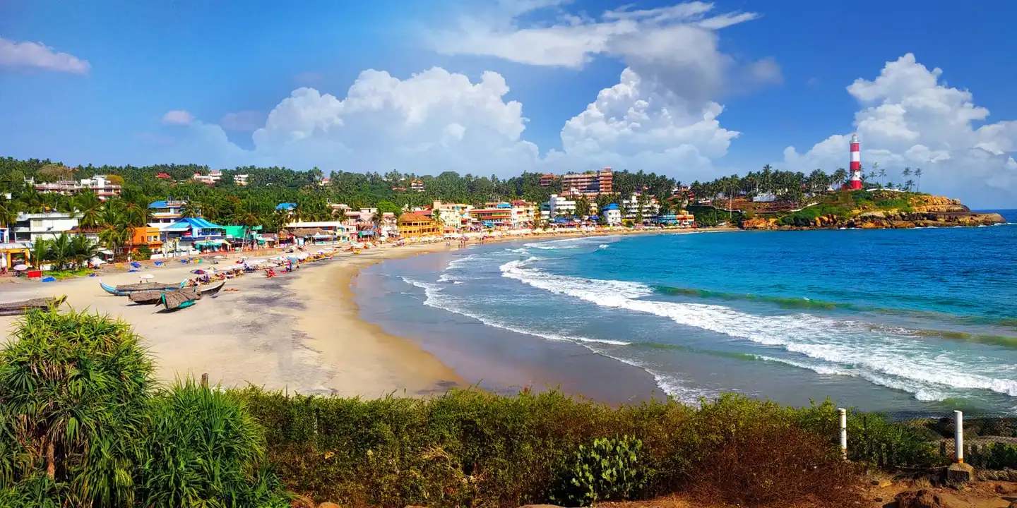 destinos baratos en España para julio de 2026 en un pueblo costero con playa y paseo marítimo