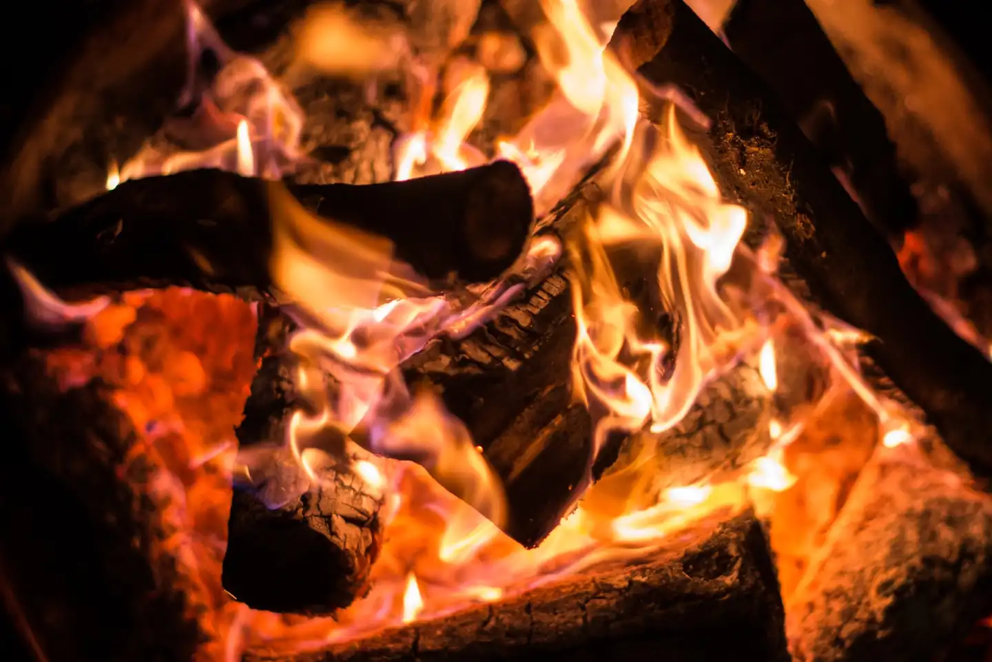 Imagen de leña ardiendo en primer plano para ilustrar por qué crepita el fuego.