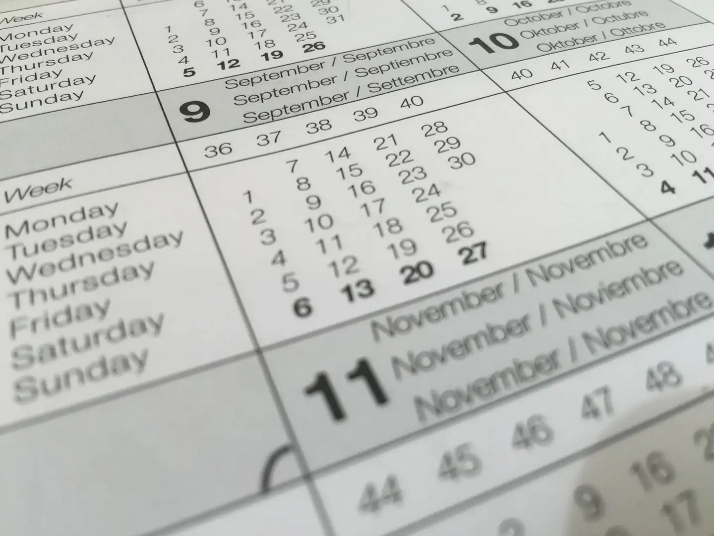 Página de calendario para ilustrar por qué agosto tiene 31 días en un artículo explicativo sobre el origen del mes y su duración.