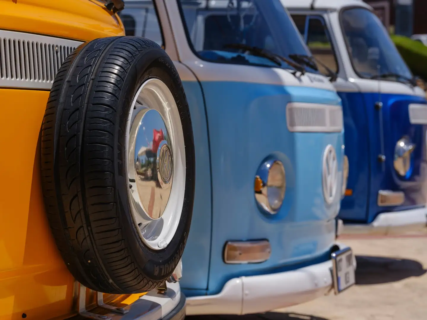 Camper van estacionada en un área de descanso, ilustrando dónde puede pernoctar una autocaravana de forma legal y segura.