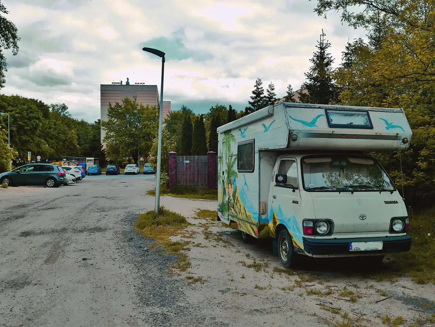 Camper van aparcada de noche, ilustrando acampada libre en España multas y la diferencia entre pernocta y acampada
