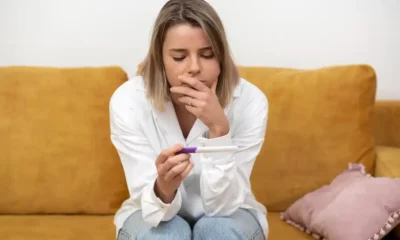 chica preocupada mira tester embarazo