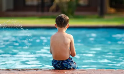 Niño en una piscina, útil para ilustrar qué pasa si tragas agua de piscina y por qué afecta más a los pequeños.