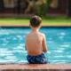 Niño en una piscina, útil para ilustrar qué pasa si tragas agua de piscina y por qué afecta más a los pequeños.