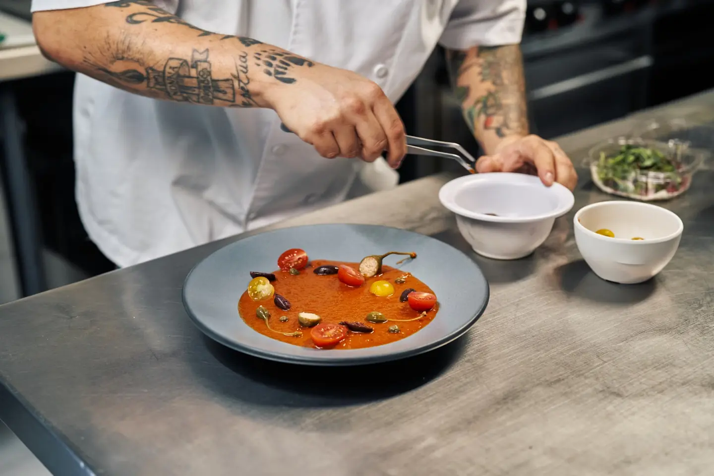 Imagen de un cuenco de gazpacho que ilustra la historia del gazpacho en un contexto de cocina de verano