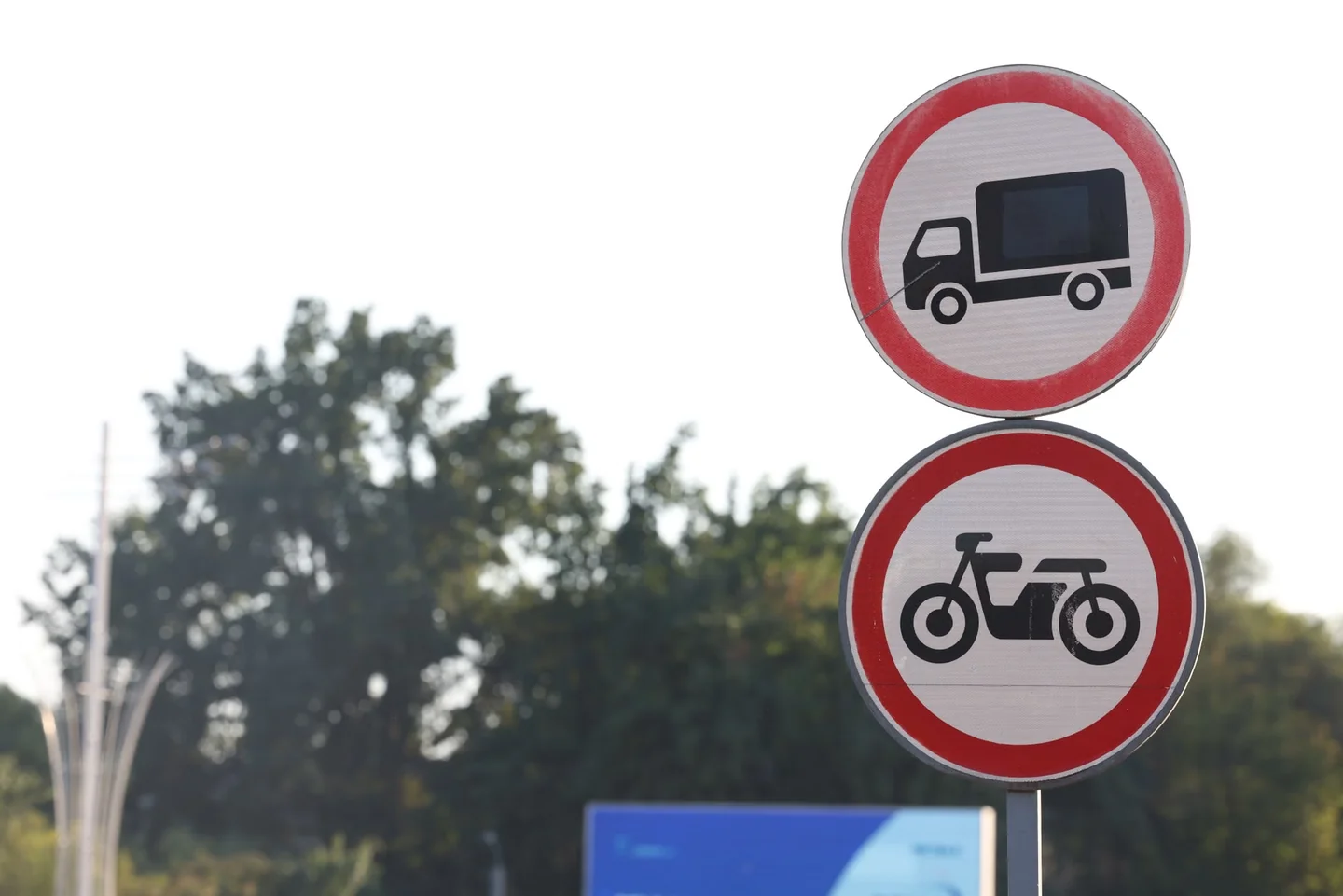 Señal de city driving restrictions para ilustrar las zonas de bajas emisiones para turistas en una ciudad europea