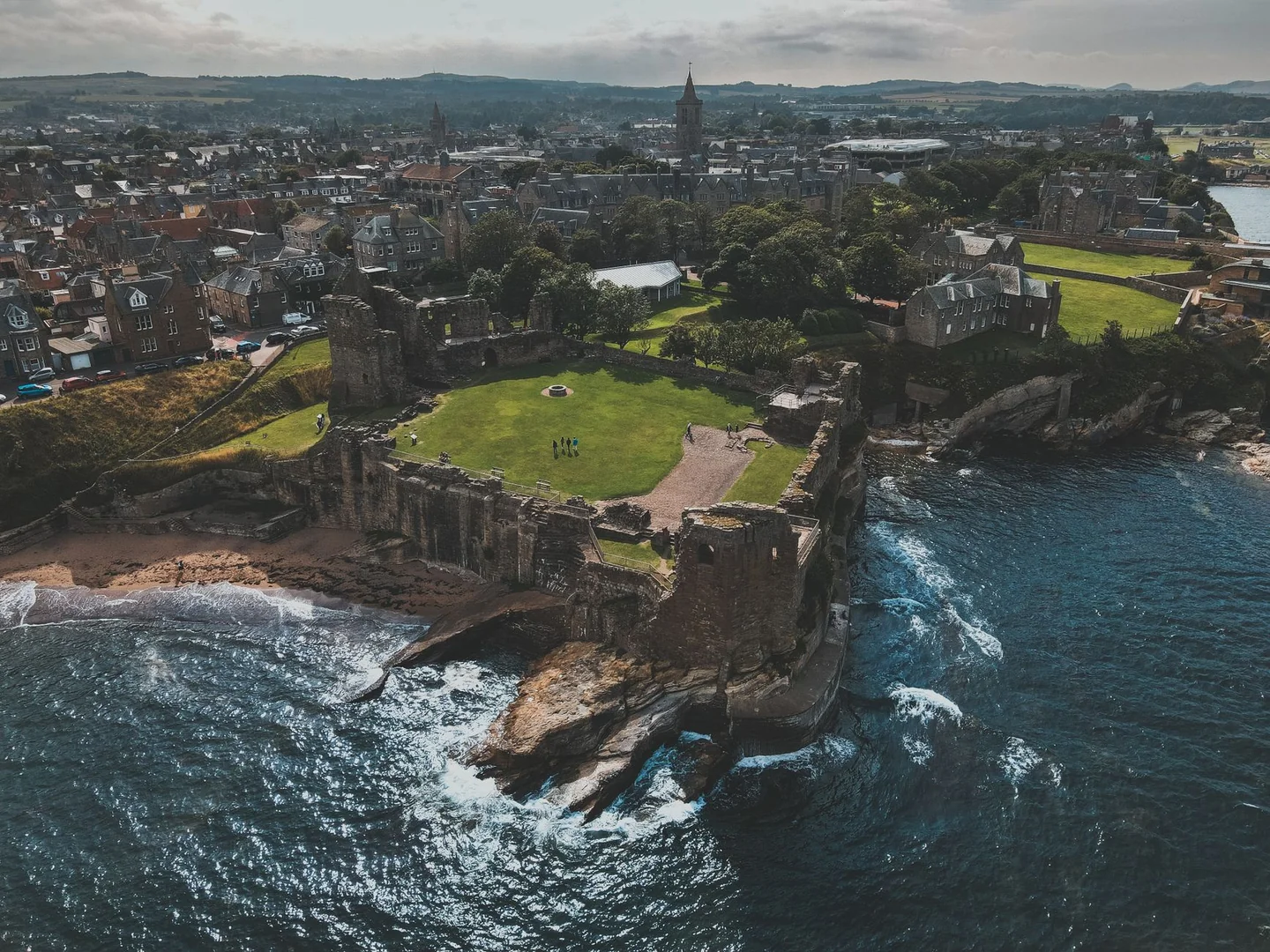 Imagen de un castillo costero frente al mar para ilustrar por qué los castillos españoles miraban al mar.
